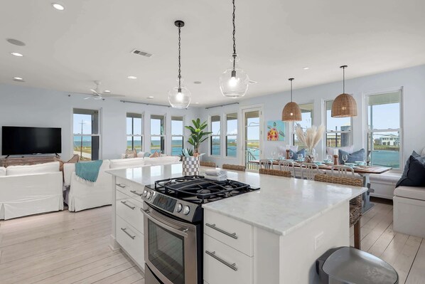 Fridge, microwave, oven, stovetop - Beautiful and Secluded Autumn Breeze Fantastic Bay View (Galveston)