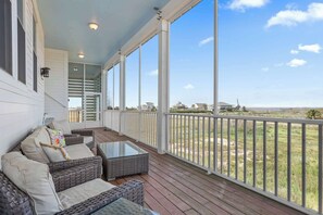 Terrace/patio - Beautiful and Secluded Autumn Breeze Fantastic Bay View (Galveston)