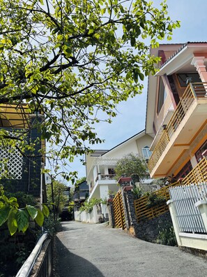 Property grounds - Spacious 7BR villa in Da Lat • max 16 Guests• peaceful Hills View. (Dalat)