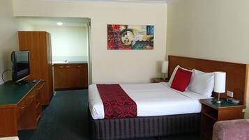 Habitación doble tradicional, 1 cama Queen size, vista al patio | Tabla de planchar con plancha