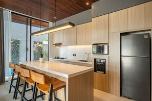 Refrigerador, microondas, parrilla de estufa y cafetera y tetera 