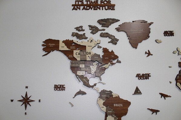 Un mapa de madera de América del Norte con nombres de países y etiquetas de los océanos.