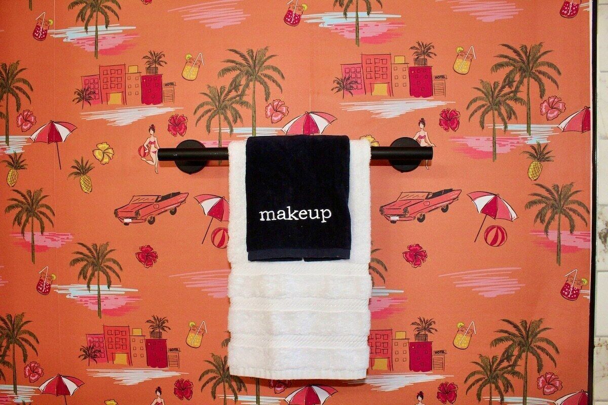 Un asciugamano con la scritta "makeup" su uno sfondo decorato.