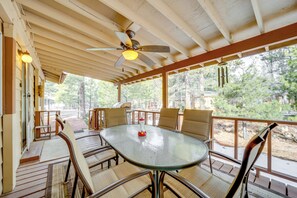 Outdoor dining - Near Hiking Trails: Tranquil Cabin in Munds Park! (Munds Park)