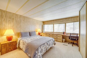 2 bedrooms, desk, Internet, bed sheets - Near Hiking Trails: Tranquil Cabin in Munds Park! (Munds Park)