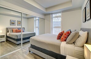 3 bedrooms, desk, iron/ironing board, WiFi - Spacious 3 Bedroom 3 BA near Yorkdale Mall (York)