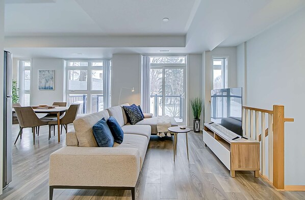 TV - Spacious 3 Bedroom 3 BA near Yorkdale Mall (York)