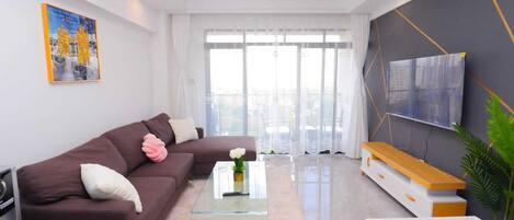 Deluxe Apartment, City View | Living area