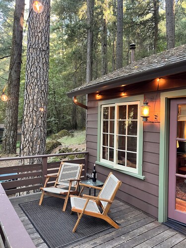Cozy vintage cabin with fireplace near hot spring