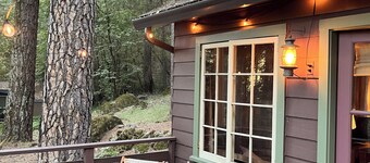 Cozy vintage cabin with fireplace near hot spring