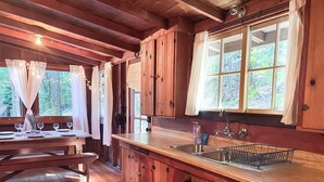 Cafetera y tetera, refrigerador, microondas y horno