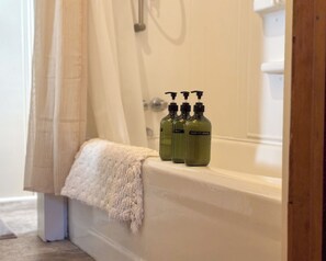 Sèche-cheveux, serviettes fournies, savon, shampoing