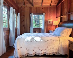 2 bedrooms, in-room safe, desk, iron/ironing board