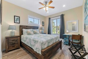 4 chambres, bureau, fer et planche à repasser, lit de bébé portatif