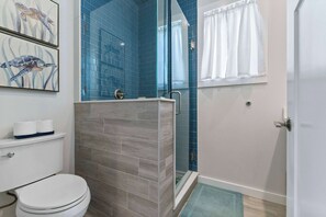 Douche, sĂšche-cheveux, serviettes fournies, shampoing