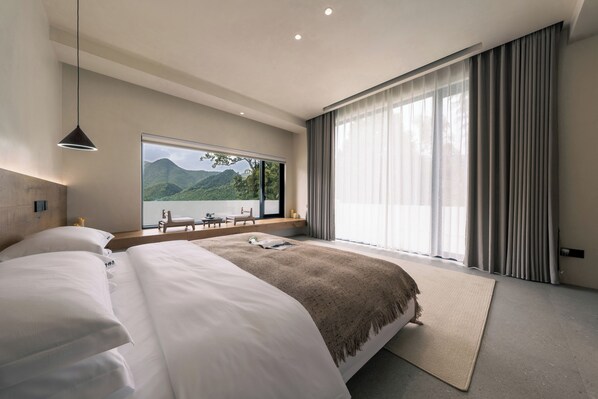 Habitación de lujo doble, 1 cama de matrimonio grande, patio, vistas a la colina | Edredones de plumas y minibar (con algunos artículos gratuitos)