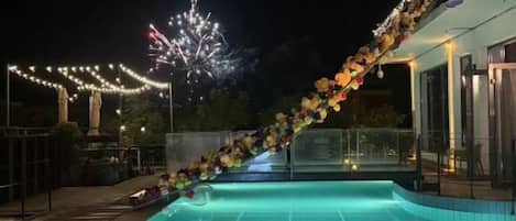 Una piscina al aire libre