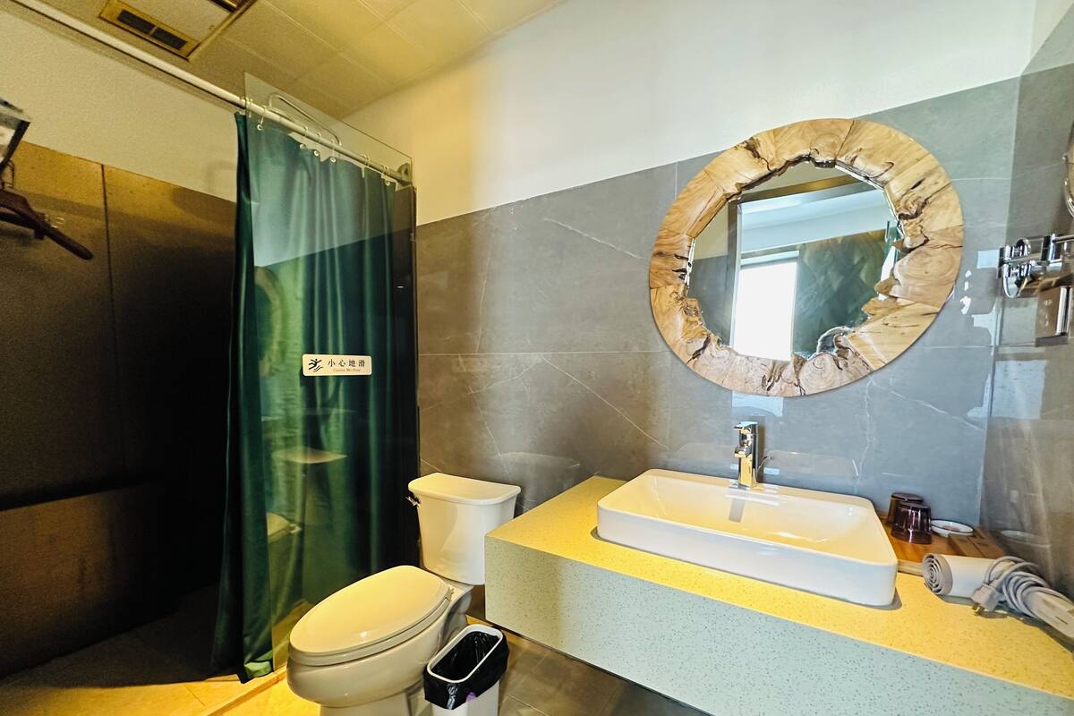 Un baño moderno con ducha, inodoro y lavamanos.