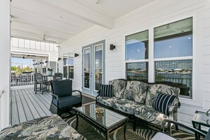 Outdoor dining - Waterfront Beach| Complimentary Private Boat Slip| Community Pool & Pickle Ball| Steps to Flora-Bama (Pensacola)