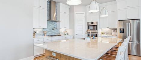 Kylskåp, mikrovågsugn, ugn och spishäll