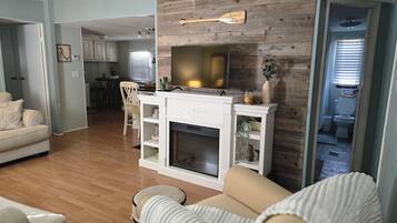 Televisor intel·ligent, llar de foc i llibres