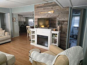 Smart-TV, peis og bøker