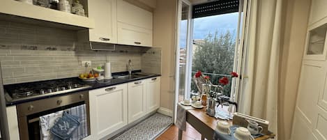 Frigorifero, microonde, forno, piano cottura