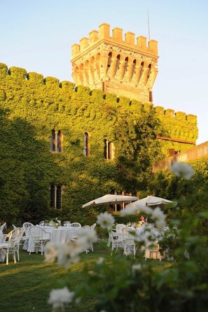 Outdoor banquet area - CASTELLO LEOPOLDO - Twelve Bedroom Villa, Sleeps 28 (Campiglia Marittima)