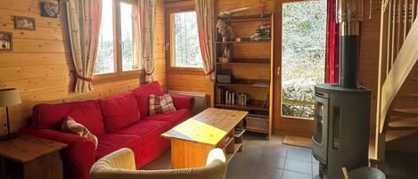 Smart-TV, Kamin, Bücher, Stereoanlage
