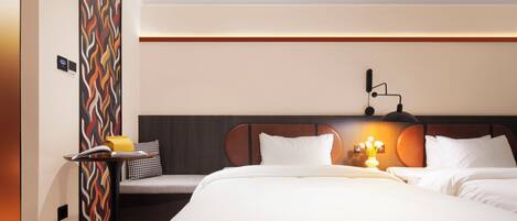 Une chambre d’hôtel avec un grand lit, une table de chevet, une lampe et un panneau décoratif au mur.