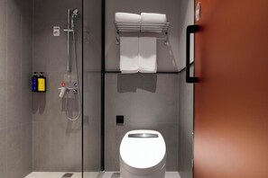Douche, douche hydromassante, articles de toilette gratuits