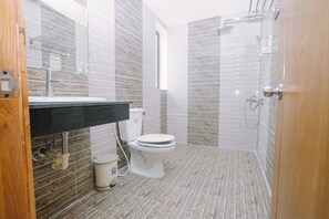 Habitación básica | Baño | Ducha, artículos de higiene personal gratuitos, secador de pelo y jabón