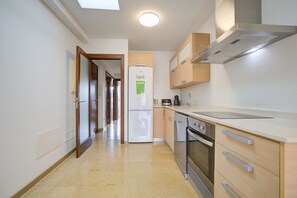Fridge, oven, dishwasher, coffee/tea maker