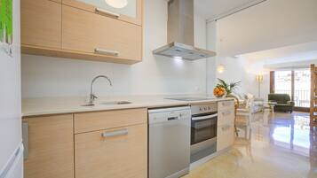 Fridge, oven, dishwasher, coffee/tea maker