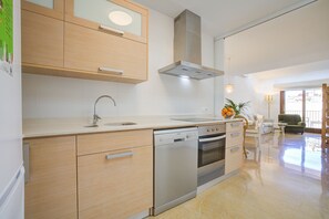 Réfrigérateur, four, lave-vaisselle, cafetière/bouilloire