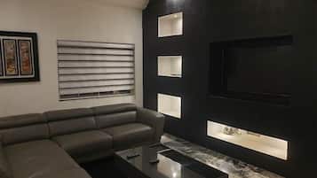 Standard-Apartment, Balkon, Stadtblick | Wohnbereich | Flachbildfernseher
