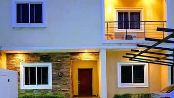 Vista frontal de la propiedad