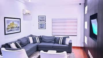Standard-Apartment, Balkon, Stadtblick | Wohnbereich | Flachbildfernseher