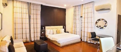 Apartemen Standar, balkon, pemandangan kota | 1 kamar tidur, meja kerja, dan ruang kerja ramah laptop