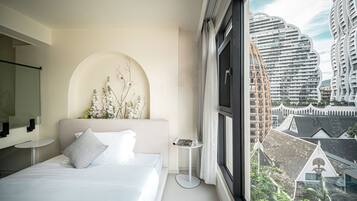 Junior-Zweibettzimmer, Stadtblick | Zimmersafe, Schreibtisch, laptopgeeigneter Arbeitsplatz