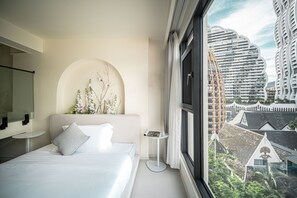 Junior-Zweibettzimmer, Stadtblick | Zimmersafe, Schreibtisch, laptopgeeigneter Arbeitsplatz