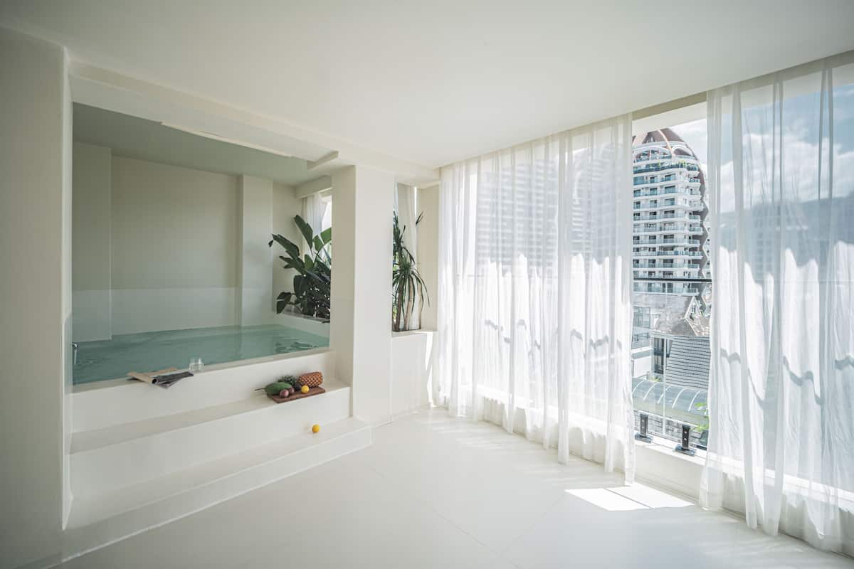 Chambre Double, vue ville | Salle de bain | Baignoire et douche séparées, sèche-cheveux, chaussons
