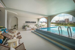 Indoor pool, outdoor pool, free pool cabanas, pool loungers - viila River View Resort Xishuangbanna (Xishuangbanna Dai)