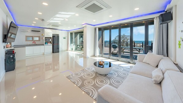 Chambre, 2 chambres (Room 103(Ocean View/Pool Villa)) | 1 chambre, Wi-Fi gratuit