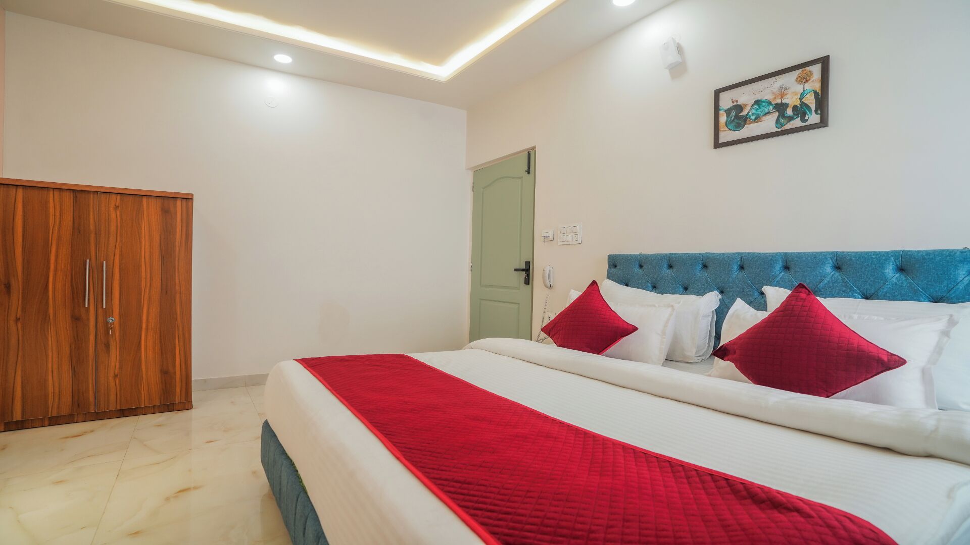 Una habitación de hotel con cama, armario y puerta.