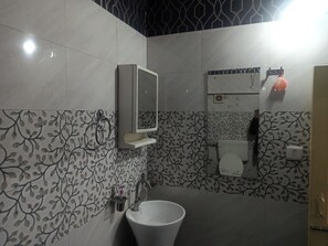 Baignoire et douche séparées, savon, papier toilette