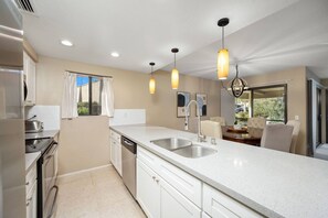 Fridge, microwave, oven, dishwasher - Iconic Shadow Mountain Resort | Tennis | Celebrity playground with stunning views & prime location! (Palm Desert)