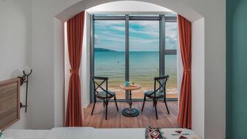 Habitación superior con 2 camas individuales, vista al océano | Cortinas blackout, insonorización y tabla de planchar con plancha