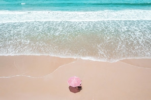 Sun loungers, beach umbrellas - HAJANA Beachside Homestay (Shenzhen)