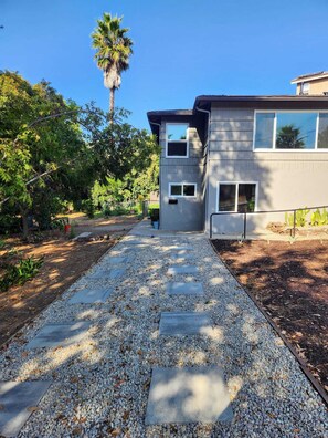 Property grounds - Charming 1 bedroom apartment near downtown La Mesa with great outdoor space (La Mesa)